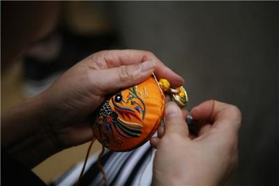 彭水苗族香包 手工艺传承与文创市场双赢